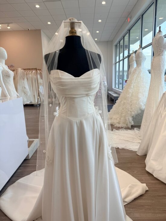 Floral Lace and Pearl Veil
